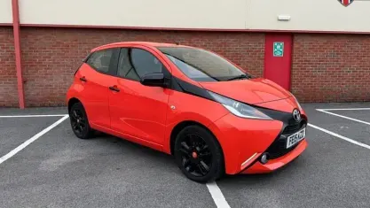 Usado Toyota Aygo X-cite 69 CV (50 kW) 2015 Naranja Utilitario