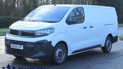 Usado Vauxhall Vivaro 145 HP (106 kW) 2024 Branco Monovolume