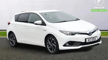 Used Toyota Auris Hybrid Design 136 HP (100 kW) 2016 White Hatchback