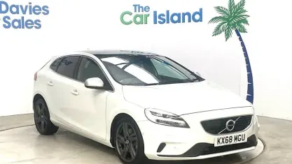 Used Volvo V40 R-Design Pro 152 HP (111 kW) 2018 White Hatchback