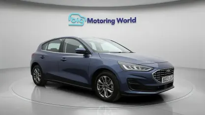 Begagnad Ford Focus Titanium 125 HK (91 kW) 2023 Blå Halvkombi