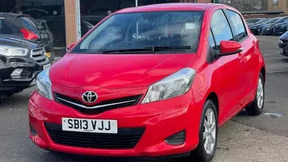 Used Toyota Yaris Multidrive S 101 HP (74 kW) 2013 Red Hatchback