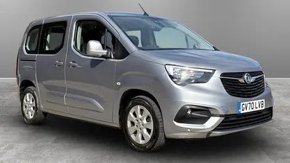 Begagnad Vauxhall Combo 131 HK (96 kW) 2020 Minibuss