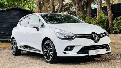 Used Renault Clio Iconic 90 HP (66 kW) 2019 White Hatchback