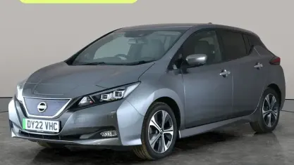 Begagnad Nissan Leaf Tekna 110 kW (150 HK) 2022 Grå Halvkombi