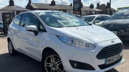 Used Ford Fiesta Zetec 101 HP (74 kW) 2013 White Hatchback