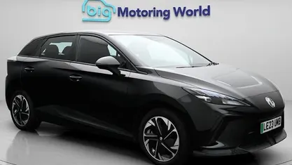 Begagnad MG MG4 EV SE 150 kW (204 HK) 2024 Halvkombi