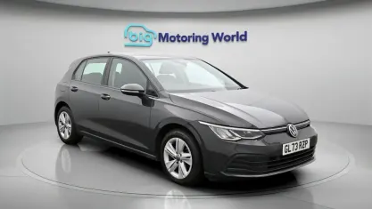 Second-hand VW Golf VIII Life 131 CP (96 kW) 2023 Gri Hatchback