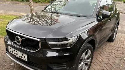Usado Volvo XC40 Momentum 156 HP (114 kW) 2019 Preto SUV