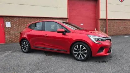 Używany Renault Clio V Iconic 90 KM (66 kW) 2022 Czerwony Hatchback