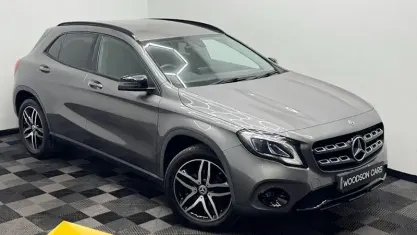 Usado Mercedes GLA180 Urban 122 HP (89 kW) 2019 Cinzento SUV