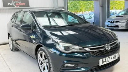 Used Vauxhall Astra SRi 150 HP (110 kW) 2017 Green Estate
