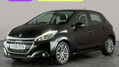 Used Peugeot 208 Signature Sky 82 HP (60 kW) 2019 Hatchback