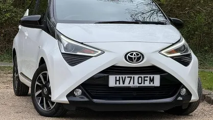 Used Toyota Aygo Trend 72 HP (52 kW) 2021 White bitone Hatchback