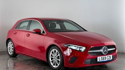Begagnad Mercedes A180 Executive 136 HK (100 kW) 2019 Röd Halvkombi