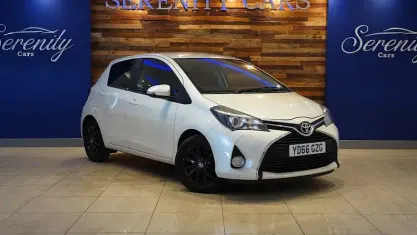 Used Toyota Yaris 99 HP (72 kW) 2016 White Hatchback