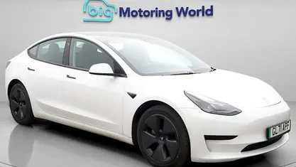 White Used 2021 Tesla Model 3 Standard Range Plus Sedan | £17,000 (Fair price)