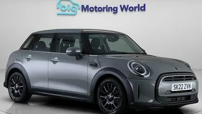 Usado Mini Cooper Classic 136 HP (100 kW) 2022 Cinzento Citadino