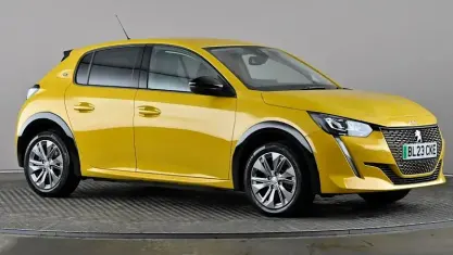 Occasion Peugeot e-208 Allure+ 100 kW (136 ch) 2023 Jaune Citadine