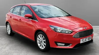 Used Ford Focus Titanium 125 HP (91 kW) 2017 Red Hatchback