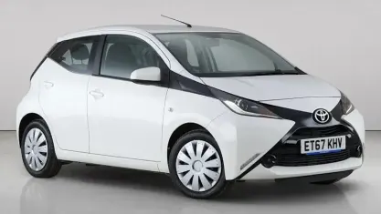 Used Toyota Aygo X-play 69 HP (50 kW) 2018 White Hatchback