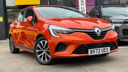 Used Renault Clio Iconic 140 HP (102 kW) 2022 Orange Hatchback