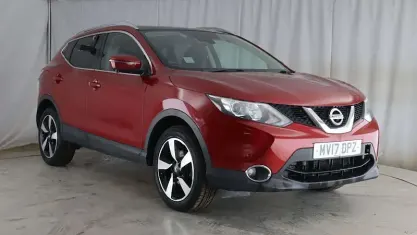 Used Nissan Qashqai N-Connecta 116 HP (85 kW) 2017 Red SUV