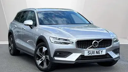 Used Volvo V60 CC 250 HP (183 kW) 2021 Estate