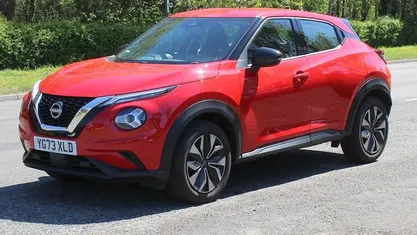 Begagnad Nissan Juke Acenta 114 HK (83 kW) 2023 Röd SUV
