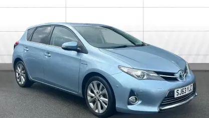 Used Toyota Auris Hybrid 136 HP (100 kW) 2013 Blue Hatchback