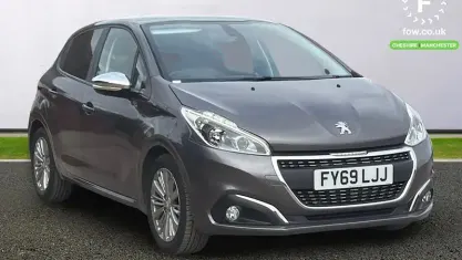Used Peugeot 208 Signature Sky 82 HP (60 kW) 2019 Grey Hatchback