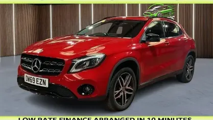 Begagnad Mercedes GLA180 Urban 122 HK (89 kW) 2020 Röd SUV
