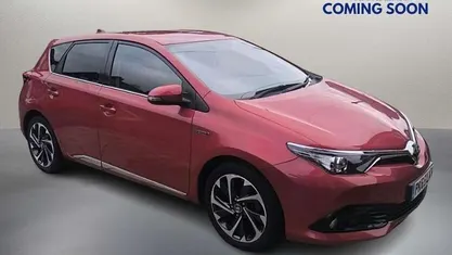 Used Toyota Auris Hybrid Design 136 HP (100 kW) 2015 Red Hatchback