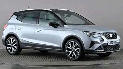 Usado Seat Arona FR 110 CV (80 kW) 2022 Plateado SUV