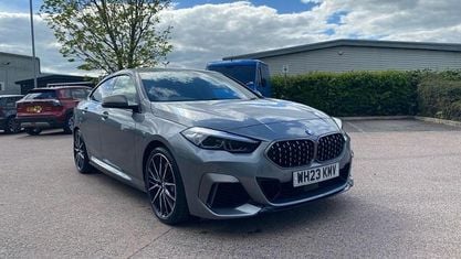 Begagnad BMW M235 Shadowline 306 HK (225 kW) 2023 Grå Sportkupé