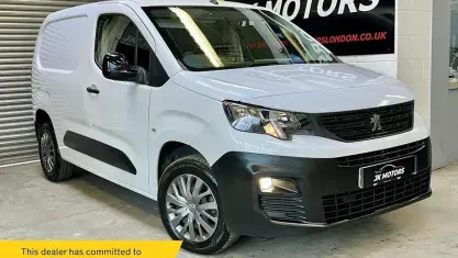 Gebraucht Peugeot Partner Premium 102 PS (75 kW) 2022 Weiß Van / Kleinbus