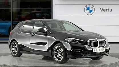Begagnad BMW 118 Sport Line 136 HK (100 kW) 2023 Svart Halvkombi