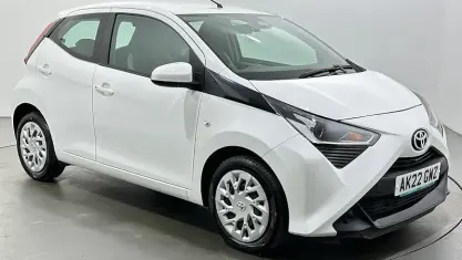 Used Toyota Aygo X-play 72 HP (52 kW) 2021 White Hatchback