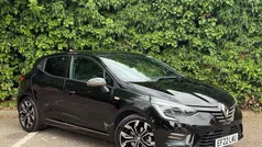 Metallic diamond black Used 2021 Renault Clio V SE Hatchback | £16,322 (Fair price)