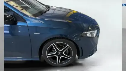Begagnad Mercedes A180 Executive 136 HK (100 kW) 2022 Blå Halvkombi