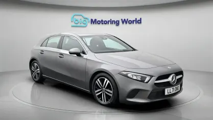 Usado Mercedes A180 136 CV (100 kW) 2021 Gris Utilitario
