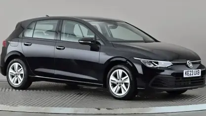 Begagnad VW Golf VIII Life 150 HK (110 kW) 2023 Svart Halvkombi
