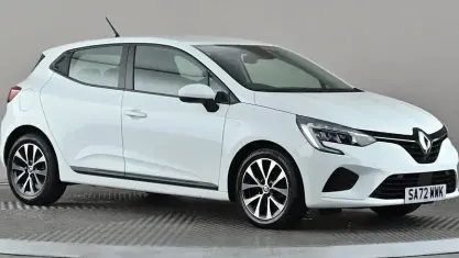 Used Renault Clio Iconic 90 HP (66 kW) 2022 White Hatchback