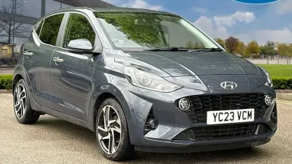 Gebraucht Hyundai i10 Premium 84 PS (61 kW) 2023 Grau Kleinwagen