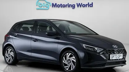Begagnad Hyundai i20 Advanced 101 HK (74 kW) 2023 Grå Halvkombi