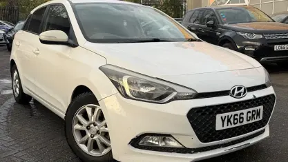 Used Hyundai i20 SE 84 HP (61 kW) 2017 White Hatchback