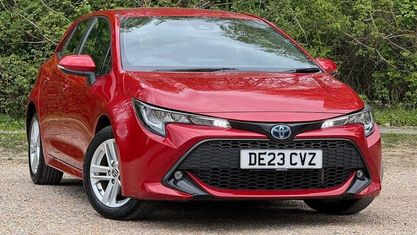 Begagnad Toyota Corolla 122 HK (89 kW) 2022 Röd Halvkombi