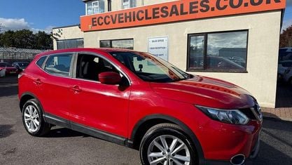 Usado Nissan Qashqai Acenta 110 HP (80 kW) 2015 Vermelho SUV