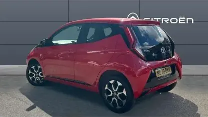 Usado Toyota Aygo Trend 72 CV (52 kW) 2020 Rojo Utilitario