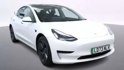 Używany Tesla Model 3 RWD 180 kW (245 KM) 2023 Biały Sedan/Limuzyna